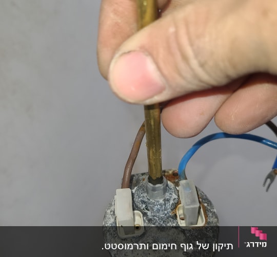 חיבורי חשמל לדוד שמש עם חוטים חומים וכחולים